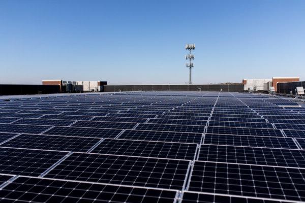 全球最大的博彩平台屋顶的太阳能电池板.